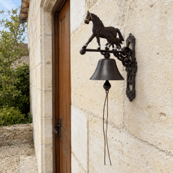Sonnette murale cheval et poulain installée près d’une entrée