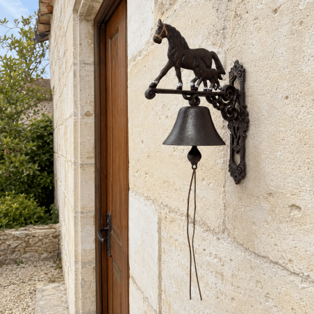 Sonnette murale cheval et poulain installée près d’une entrée