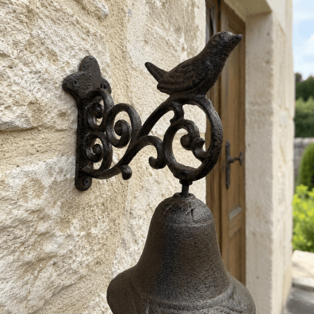 Sonnette murale avec oiseau et support décoré de volutes