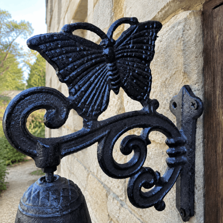 Cloche de porte-jardin-portail motif papillon en fonte vue de près