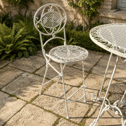 Chaise haute pliante en métal blanc patiné avec dossier ouvragé
