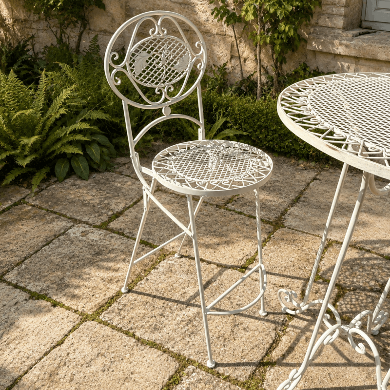 Chaise haute pliante en métal blanc patiné avec dossier ouvragé