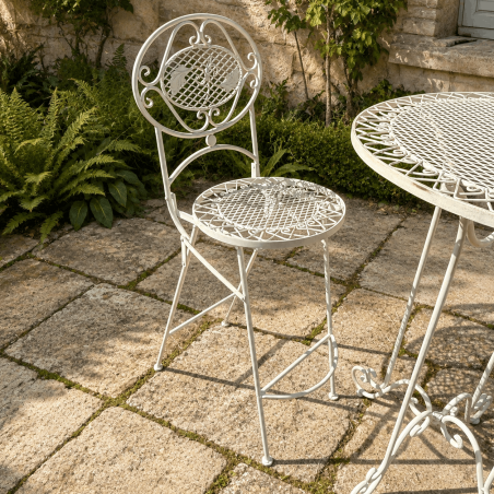 Chaise haute pliante en métal blanc patiné avec dossier ouvragé