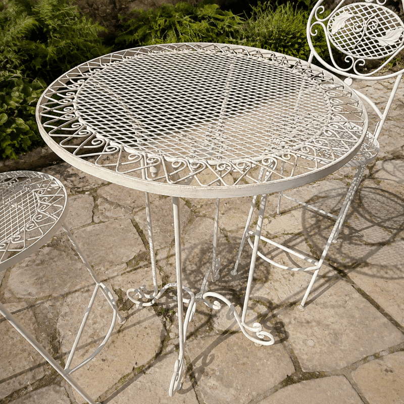 Table haute ronde en métal ajouré avec médaillon floral
