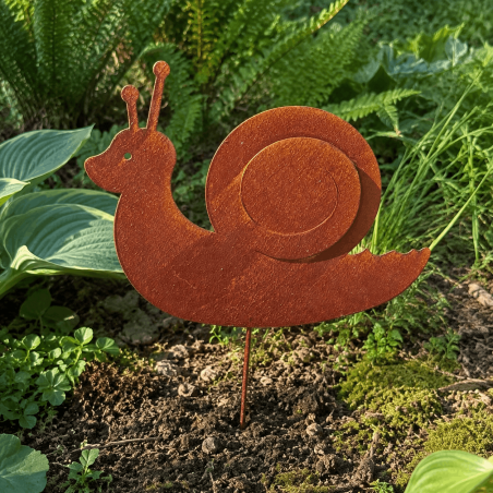 Silhouette escargot à piquer en métal rouillé dans le jardin