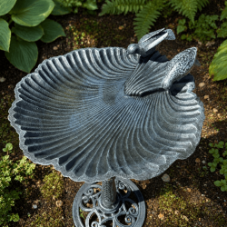 Vasque en forme de coquillage avec reliefs et niveaux d’eau