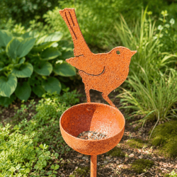 Détail du pic mangeoire à oiseaux en métal rouillé avec petite coupelle