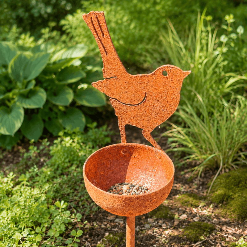 Détail du pic mangeoire à oiseaux en métal rouillé avec petite coupelle