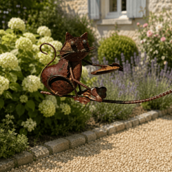 Chat décoratif en métal sur mobile de jardin