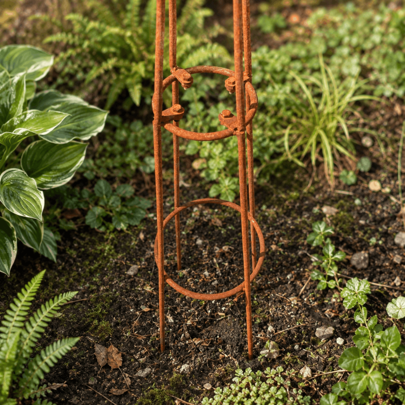 Grand obélisque de jardin en métal – détail des cerclages