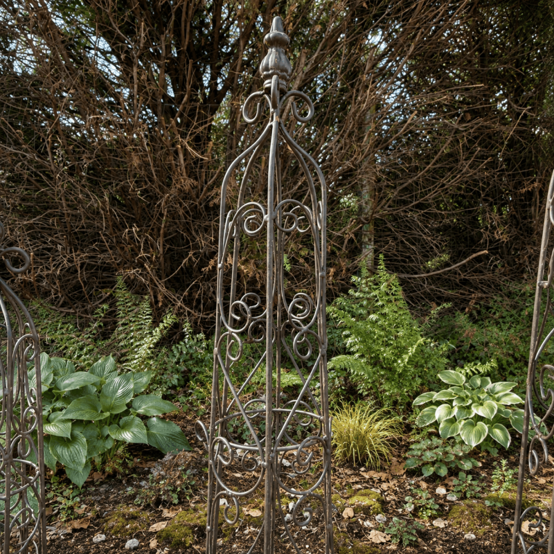 Obélisque de jardin en métal à volutes – détail du grand modèle