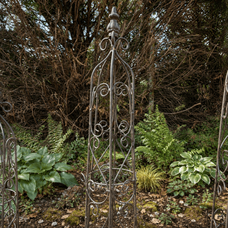 Obélisque de jardin en métal à volutes – détail du grand modèle