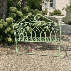 Dossier fleuri du banc de jardin en métal vert sauge patiné