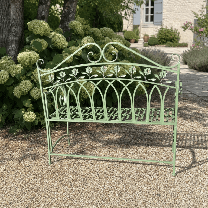 Dossier fleuri du banc de jardin en métal vert sauge patiné