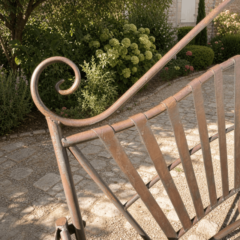 Détail arabesques et dossier du banc de jardin en fer forgé