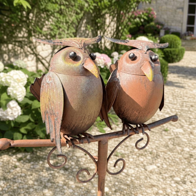 Deux chouettes en métal patiné sur pluviomètre décoratif