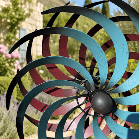 Double hélice de l'éolienne décorative de jardin bleu turquoise et bordeaux