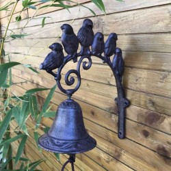 Cloche de porte-jardin-portail motif oiseau en fonte mis en scène 