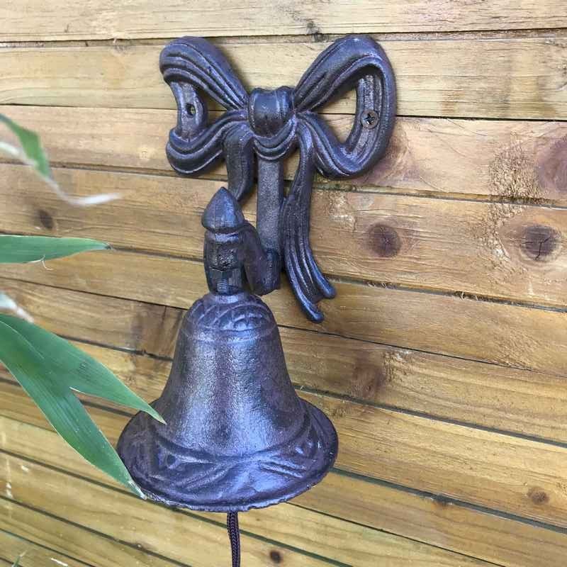 Cloche de porte-jardin-portail motif nœud en fonte mis scène 