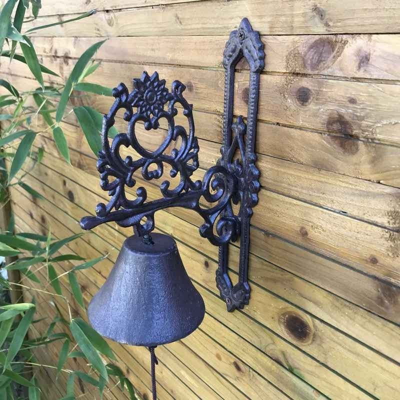 Cloche de porte-jardin-portail motif coeur et arabesques en fonte