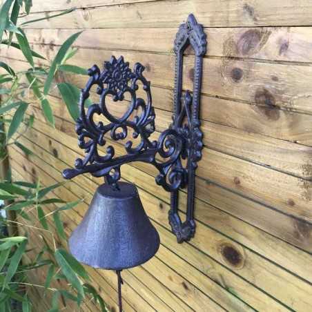 Cloche de porte-jardin-portail motif coeur et arabesques en fonte