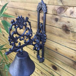 Cloche de porte-jardin-portail motif coeur et arabesques en fonte