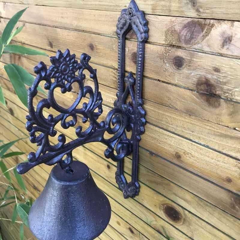 Cloche de porte-jardin-portail motif coeur et arabesques en fonte