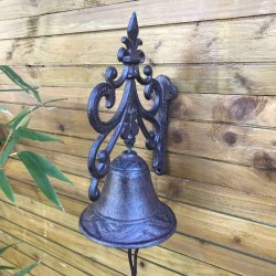 Cloche de porte-jardin-portail arabesque et fleur de lys en fonte vue de coté