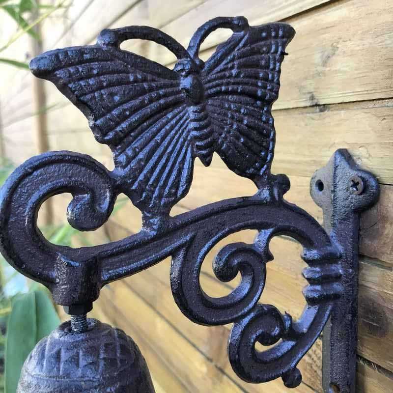 Cloche de porte-jardin-portail motif papillon en fonte vue de près