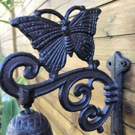 Cloche de porte-jardin-portail motif papillon en fonte vue de près