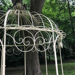 Gloriette kiosque pergolas belvédère de jardin fer vanille vue détail du toit 