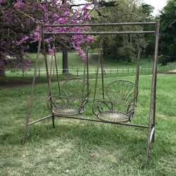 Balancelle de jardin en fer forgé confortable vue entière