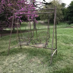 Balancelle de jardin en fer forgé confortable mise en scène jardin