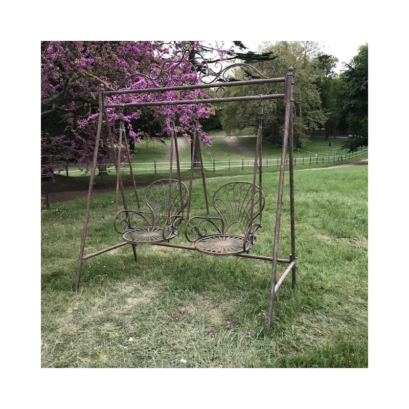 Balancelle de jardin en fer forgé confortable mise en scène jardin 