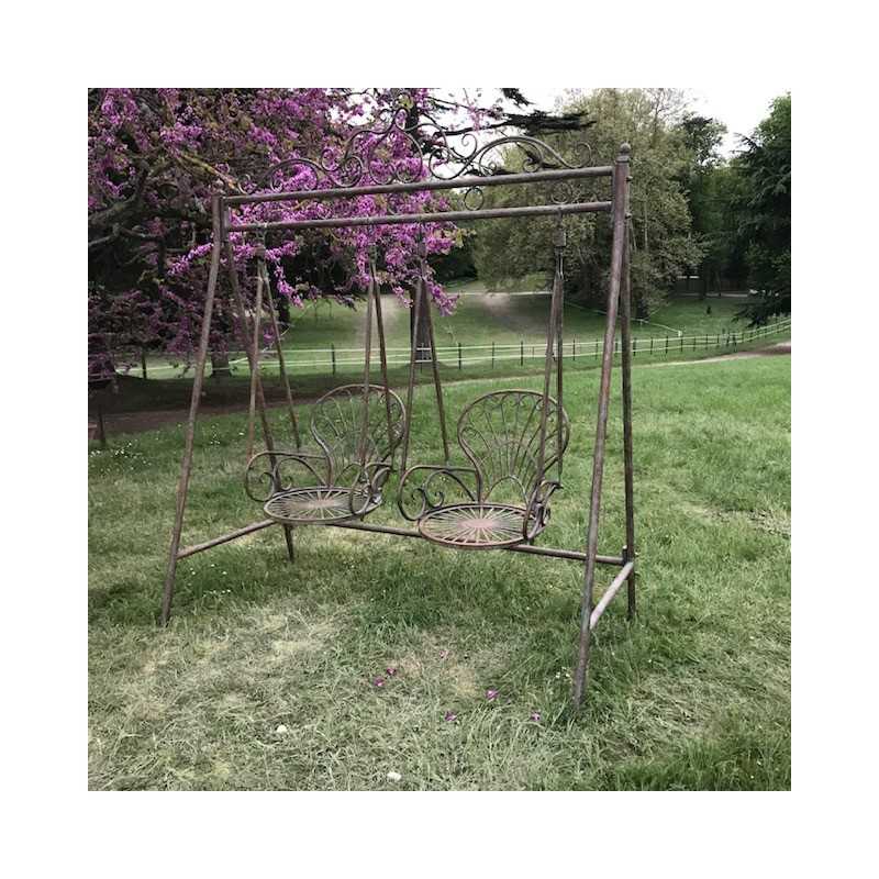 Balancelle de jardin en fer forgé confortable mise en scène jardin