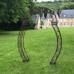 Arche de jardin en métal marron patiné vue de face dans un parc