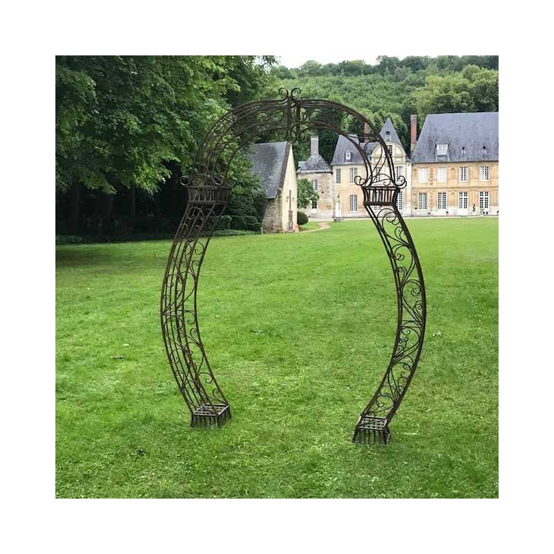 Arche de jardin en métal marron patiné vue de face dans un parc