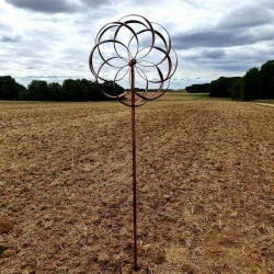 Éolienne décorative de jardin en fer cuivrée brossée sur mât