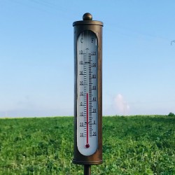 Thermomètre Extérieur Au Sol Dans Le Jardin Banque D'Images et