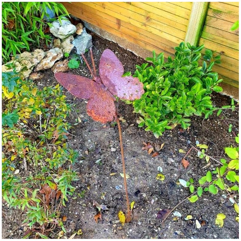 Pic de jardin décoratif en fer couleur rouille motif papillon