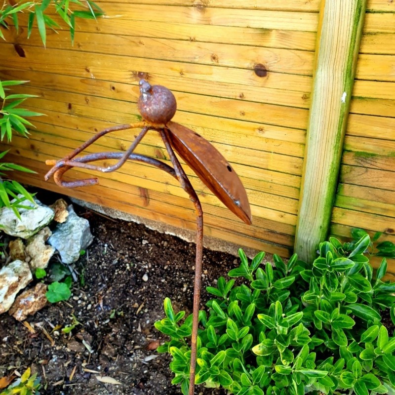 Pic de jardin décoratif en fer couleur rouille motif coccinelle