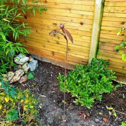 Pic de jardin décoratif en fer couleur rouille motif coccinelle