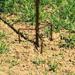 vue du système accroche au sol éolienne décorative de jardin