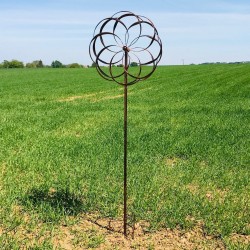 éolienne de jardin sur pic mât vue entière