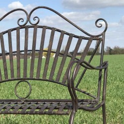 Banc de jardin fer forgé arabesque vue de près 