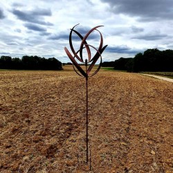 Éolienne de jardin vue entière pic et crochet