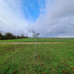 Éolienne décorative de jardin en fer gris moulin à vent Gonfreville vue de plus loin