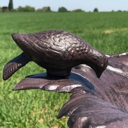 Grande Mangeoire Bain d'oiseau en Fonte Feuille De Vigne marron H-83cm vue de l'oiseau