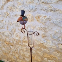 Pluviomètre décoratif modèle oiseau avec chapeau et entonnoir gradué vue proche du sujet