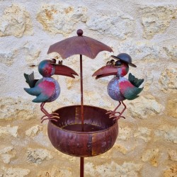 Mangeoire à graines pour oiseau sur pic en métal 22,5x29x107cm corbeaux colorés déco de jardin métal vue de face 